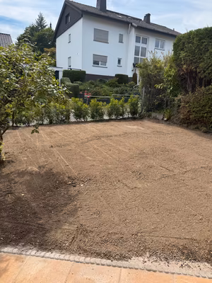 Vorbereitete Gartenfläche nach Erd- und Planierarbeiten