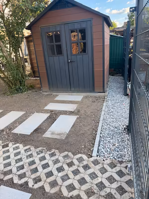 Gartenhaus mit neu angelegter befestigter Zuwegung