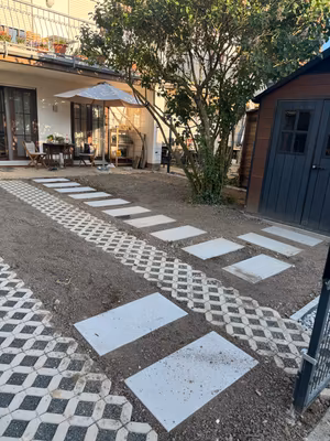 Gartenweg mit Trittplatten und Rasengittersteinen