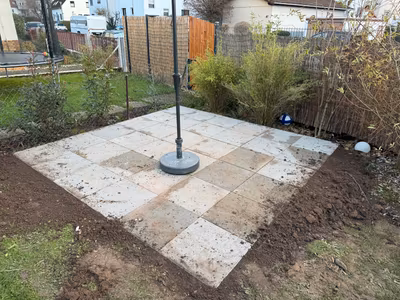 Terrassenfläche aus großformatigen hellen Platten